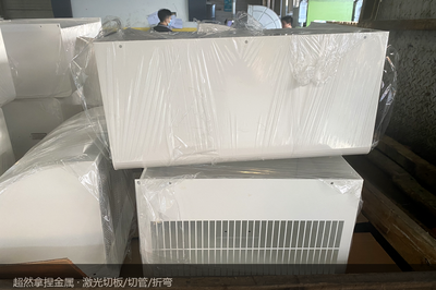 堆在木箱旁的箱体半成品:它们每多躺一天,交期就晚一天,被磕的机会就多一天